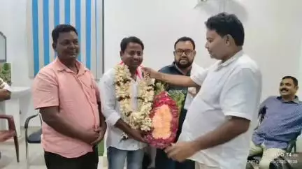 রানিনগর ২: রাণীনগর ২ নাম্বার ব্লক প্রাঙ্গনে  রাণীনগর বিধানসভার সোশ্যাল মিডিয়া কনভেনার কে সংবর্ধনা ব্লক সভাপতি