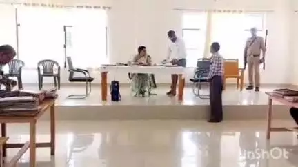 मिहींपुरवा: डीएम ने मिहींपुरवा में की राजस्व वादों की समीक्षा, शिथिलता पाए जाने पर संबंधित अधिकारियों पर कार्रवाई के दिए निर्देश
