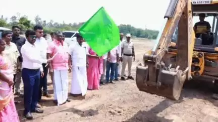 திருப்போரூர்: சோளலூர் ஏரியில் குடிமராமத்து மற்றும் தூர்வாரும் பணிகளை மாவட்ட ஆட்சித் தலைவர் அருண்ராஜ், அவர்கள் துவக்கி வைத்தார்