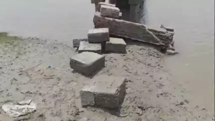 নামখানা: ঈশ্বরীপুর এলাকার মানুষ বেহাল জেটির উপর দিয়ে প্রতিদিন প্রাণের ঝুঁকি নিয়ে কয়েকশো মানুষ পারাপার করে #jansamasya