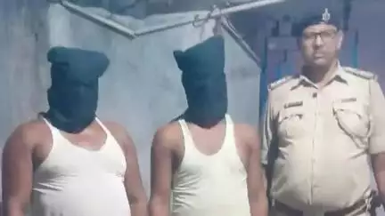 अथमलगोला: अथमलगोला थाना क्षेत्र के दक्षिणीचक गांव से पुलिस ने 18 लीटर शराब के साथ दो तस्करों को गिरफ्तार किया