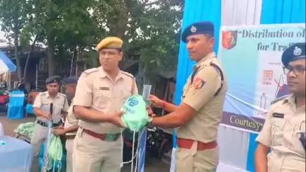 সামশেরগঞ্জ: তীব্র দাবদাহের জন্য পুলিশ কর্মীদের জন্য ডাকবাংলা সাব ট্রাফিক গার্ড অফিসে সামার কিট প্রদান করল SP