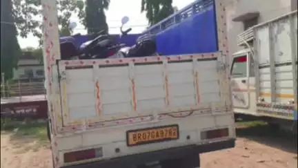 मनीगाछी: लूट की दो पिकअप वैन और पांच बाइक जब्त, पुलिस ने आधा दर्जन संदिग्धों को पकड़ा