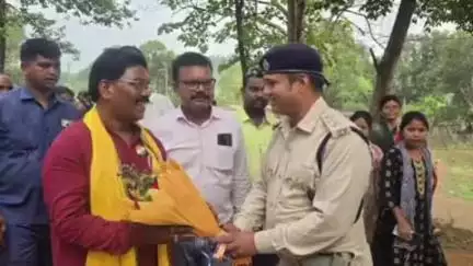 ପାଟଣା: ବଳିତା ଠାରେ ଫରେଷ୍ଟ  ବିଟ ହାଉସକୁ ଉଦଘାଟନ  ଏହି ଅବସରରେ  ମହିଳା ସ୍ୱୟଂ ସହାୟକ ଗୋଷ୍ଠୀଙ୍କୁ ଥ୍ରେସର ମେସିନ ପ୍ରଦାନ