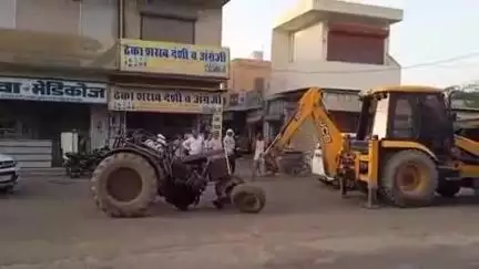नगर पालिका श्रीकरणपुर का ट्रैक्टर मुख्य बाजार में दो हिस्सों में टूटा, मौके पर लगी भीड़