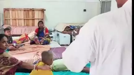 দাঁতন ১: দাঁতনের মেনকাপুরে বিয়ে বাড়ির খাবার খেয়ে অসুস্থ হয়ে হাসপাতালে ভর্তি রোগীদের দেখতে এলেন বিধায়ক