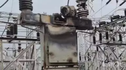परचनपाल 400 केवी सब स्टेशन में आकाशीय बिजली गिरने से पांच मशीनें हुईं खराब, 9 घंटे से बिजली गुल