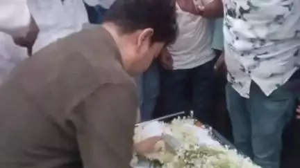 করিমপুর ২: তেহট্টের প্রয়াত বিধায়ক তাপস সাহাকে শেষ শ্রদ্ধা জানানো হলো করিমপুর ২ নম্বর ব্লক তৃণমূল কংগ্রেসের পক্ষ থেকে