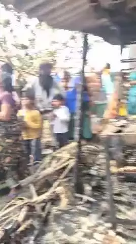 चैनपुर प्रखंड गाँव के वार्ड 4 में लगी आग सूचना मिलते ही पहुंचे मंत्री मोo जमा खान