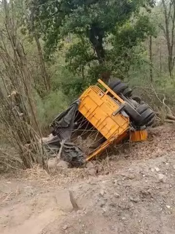 सिवनी से कटंगी मार्ग पर मूडायी पर अपना नियत्रण खोते हुए ट्रक हुयी दुर्घटनाग्रस्त.. (खिड़कि घाट)