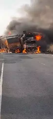 बटियागढ़ 6 किलोमीटर दूर बक्सवाहा बीच में तीन ट्रक जल कर रखी है एक में साइकिल एक में लोहा एक में टायर