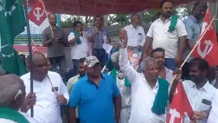 ಚನ್ನರಾಯಪಟ್ಟಣದಲ್ಲಿ ತಹಶಿಲ್ದಾರ್ ವಿರುದ್ಧ ಪ್ರತಿಭಟಿಸಿದವರನ್ನು ಪೊಲೀಸರು ಬಂಧಿಸಲಾಯಿತು
