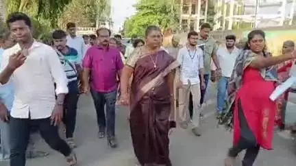 குமாரபாளையம்: காவேரியில் வெள்ளப்பெருக்கு ஏற்பட்டால் கரையோரத்தில் வசிக்கும் மக்களை எவ்வாறு மீட்பது குறித்து செயல்முறை விளக்கம் நடைபெற்றது