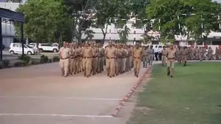 मेरठ:SSP मेरठ द्वारा पुलिस लाइन में शुक्रवार परेड की सलामी ग्रहण की गयी तथा परेड का निरीक्षण किया।
#news #uppolice