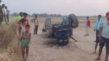 इकौना: सुरजापुर गांव के पास अनियंत्रित होकर ट्रैक्टर पलटा, चालक की हुई मौत