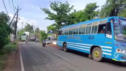കുന്നംകുളം: കേച്ചേരി പെരുമണ്ണ് പിഷാരയ്ക്കൽ കാർത്യായനി ക്ഷേത്രത്തിന് സമീപം ബസ്സുകൾ തമ്മിൽ കൂട്ടിയിടിച്ച് അപകടം