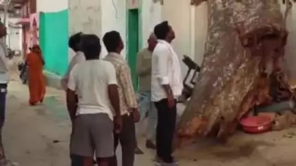 बागबाहरा: प्राकृतिक आपदा से क्षतिग्रस्त घर का निरीक्षण करने पहुंचे बागबाहरा जनपद उपाध्यक्ष, अधिकारियों को कार्रवाई के निर्देश