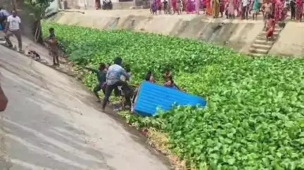 কান্দি: কান্দির স্বরূপখালিতে উল্টে গেল ছাত্র বোঝাই টোটো গাড়ি! ঘটনাস্থলে IC ও চেয়ারম্যান