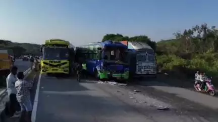 சூளகிரி: ஒசூர் அருகே தேசிய நெடுஞ்சாலையில் ஆம்னி பேருந்துகள் மோதி சாலை விபத்து: 5 கிமீ தூரத்திற்கு அணிவகுத்து நிற்கும் டிரோன் காட்சிகள்