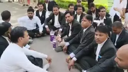 संविधान के निर्माता बाबा साहेब अम्बेडकर के सम्मान के लिये संघर्ष करने वाले ग्वालियर के दलित बकीलों की कुर्सी छिनी गईं #KomalAhirwar