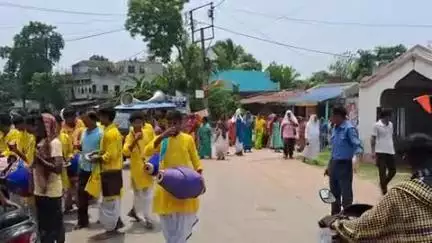 ইলামবাজার: জয়দেবের শ্রী শ্রী রামকৃষ্ণ আশ্রমের গত এক মাস ধরে হরিনাম হওয়ার পর ধুলটের আয়োজন, প্রশাসনের কঠোর নজরদারি