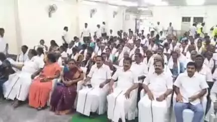 பவானி: அம்மாபேட்டை பகுதியில் உள்ள தனியார் திருமண மண்டபத்தில் மாற்றுக் கட்சியைச் சேர்ந்தவர்கள் முன்னாள் அமைச்சர் தலைமையில் திமுகவில் இணைந்தனர்