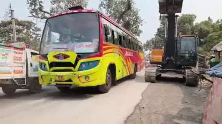 আমডাঙা: ৩৪ নং জাতীয় সড়ক সম্প্রসারণে আমডাঙ্গায় ফুটপাতের দোকান ভাঙা শুরু, আর্থিক সাহায্যের আরজি