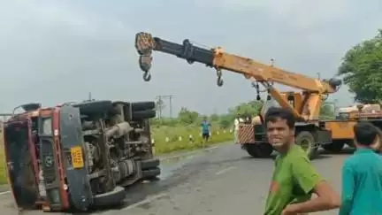 ରେମୁଣା: ଶ୍ରୀଜଙ୍ଗ କଣ୍ଟିଆଚୋରା ପୋଲ ନିକଟରେ ଭାରସାମ୍ୟ ହରାଇ ଓଲଟିଲା ଦମକଳ ଗାଡ଼ି, ଅଳ୍ପକେ ବର୍ତ୍ତିଲେ କର୍ମଚାରୀ