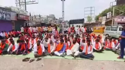 शेवगाव: आ.गोपीचंद पडळकर व आ.संग्राम जगताप यांच्या उपस्थितत अहिल्यानगरच्या कर्जत येथे हिंदुत्ववादी संघटनांकडून रास्ता रोको