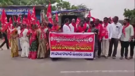 హుజూరాబాద్: డబల్ బెడ్ రూమ్ ఇండ్లను పేదలకు కేటాయించాలని CPM జాతీయ కార్యవర్గ సభ్యుడు చాడ వెంకటరెడ్డి ఆధ్వర్యంలో నిరసన కార్యక్రమం