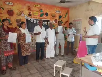ટંકારા: રાષ્ટ્રીય ડેન્ગ્યુ દિવસ નિમિત્તે  ટંકારા વિસ્તારમાં પત્રીકા વિતરણ કરાઈ