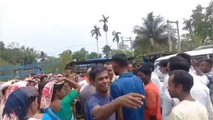 খুমটাই: শ্ৰমিক অশালীন মন্তব্য কৰাৰ অভিযোগত বেতিয়নী চাহ বাগিছাত পৰিচালকৰ বিৰুদ্ধে চাহ শ্ৰমিক,কৰ্মচাৰী আৰু আটছাৰ প্ৰতিবাদ