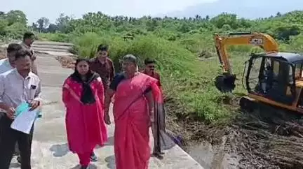 சேந்தமங்கலம்: தூசூரில் உள்ள ஏரி வடிகால் தூர் வாரும் பணியை மாவட்ட கண்காணிப்பு அலுவலர் ஆசியாமரியம் நேரடியாக சென்று பார்வையிட்டு ஆய்வு மேற்கொண்டார்