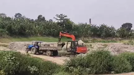 চাপড়া: বৃত্তিহুদা গ্রামে প্রকাশ্যে দিবালোকে জলঙ্গী নদীর বাঁধ কেটে মাটি চুরি, নিস্ক্রিয় প্রশাসন #jansamasya