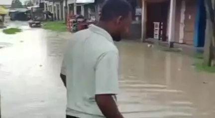 বজালী ভাগ: বালাপাৰা বজাৰত কৃত্ৰিম বানত জলমগ্ন হৈ পৰিছে সম্পুৰ্ন বাট পথ, সমস্যাত পৰিছে ব্যৱসায়ী সকল #jansamasya