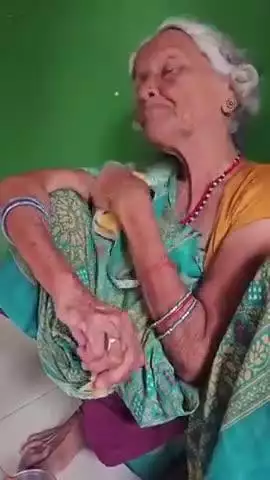 #माँ के लिए 1 #शेयर अवश्य करें। 
यह माता जी बिहार के चंपारण की बता रही है। रास्ता भटक कर गुजरात के भरूच आ गई है