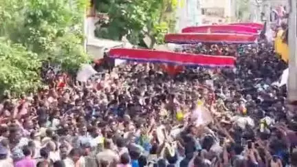 குடியாத்தம்: குடியாத்தம் கெங்கை அம்மன் சிரசு திருவிழாவில் பக்தர்களிடம் மூன்று செல்போன் 7 கிராம் தங்க நகைகள் திருட்டு போலீசார் விசாரணை