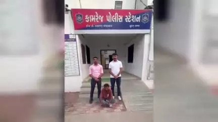 કામરેજ: ભૈરવ કોલોની પાસેથી પોલીસે વોન્ટેડ આરોપીને ઝડપી લીધો.