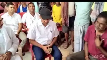 कौआकोल: प्रखंड के पांडेयगंगौट गांव पहुंचे JDU के पूर्व विधायक कौशल यादव ने शहीद के परिवार से की मुलाकात
