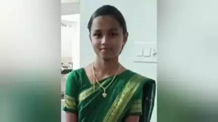 பரமத்தி வேலூர்: நல்லாகவுண்டம்பாளையத்தில் 10 ம் வகுப்பு தேர்வில் குறைந்த மதிப்பெண் பெற்று விடுவோம் என தற்கொலை செய்து கொண்ட மாணவி தேர்ச்சி பெற்றார்