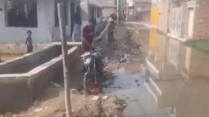 रक्सौल: शहर के वार्ड नंबर 20 में सड़क से ऊंचा नाला बना दिया, जलजमाव से सड़क पर गिरकर घायल हो रहे लोग #jansamasya