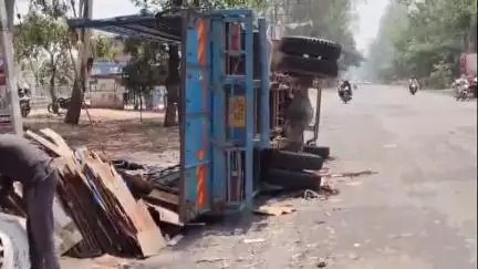 कांठ: छजलेट मुरादाबाद हरिद्वार मार्ग पर तेज रफ्तार डीसीएम अनियंत्रित होकर पलटी, स्थानीय ग्रामीणों में मचा हड़कंप