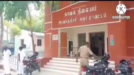 அரவக்குறிச்சி: காமக்காப்பட்டியில் சிக்னல் எதுவும் வெளிப்படுத்தாமல் நிறுத்திய லாரி மீது கார் மோதி விபத்து இளைஞர் உயிரிழப்பு 6 பேர் படுகாயம்