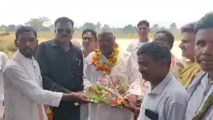 पूर्वी टुंडी: पूर्वी टुंडी के उत्क्रमित मध्य विद्यालय कोपली में शौचालय निर्माण का विधायक ने किया शिलान्यास