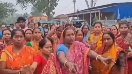 বামনগোলা: মদের দোকান খোলার প্রতিবাদ,আন্দোলনে মদনাবতী গ্রামের মহিলারা