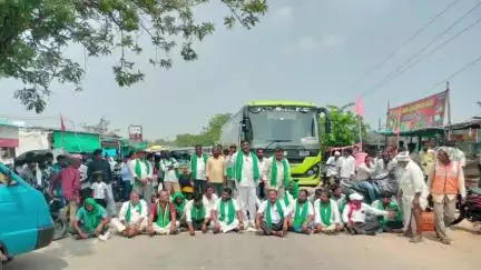 ఆత్మకూరు ఎం: లింగరాజుపల్లి ఐకెపి సెంటర్‌లో ధాన్యం కొనుగోలు చేయాలని భువనగిరి, మోత్కూర్ రహదారిపై రైతుల రాస్తారోకో