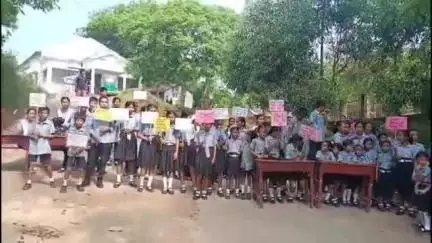 করবুক: শিক্ষক স্বল্পতার অভিযোগ তুলে বৈরাগী দোকানে করবুক থেকে যতন বাড়ি যাওয়ার রাস্তা অবরোধ করে বিক্ষোভ পড়ুয়াদের  #jansamasya