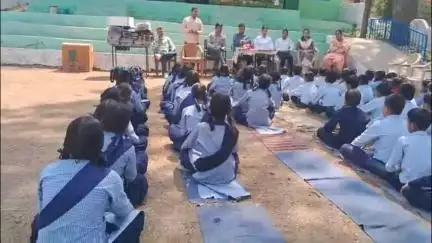 पच्छाद: सराहां के प्रेमनगर स्कूल के छात्रों को स्कूली बैग उपलब्ध करवाए गए