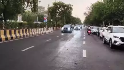 नोएडा:-नोएडा NCR में अचानक मौसम बदला,तेज हवाओं के साथ धीरे-धीरे बारिश,नोएडा में बारिश, आसमान में छाए बादल।
#noida