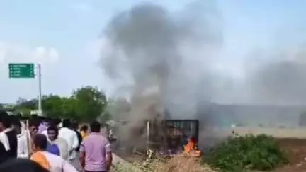केज: भरधाव वेगात चाललेल्या कंटेनरची केज येथे दहा गाड्यांना धडक, अनेक जण जखमी संतप्त जमावाने कंटेनर पेटवून दिला